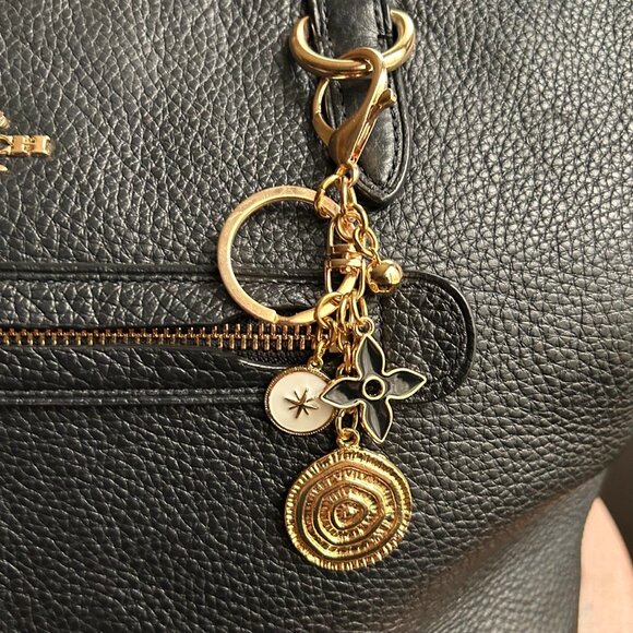 New SPIRAL CLOVER Bag Charm 🍀 - Picture 5 of 7